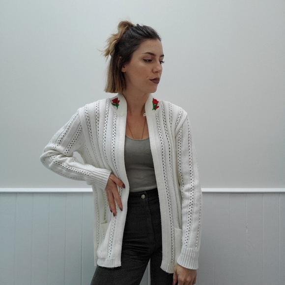 VINTAGE White Knit Cardigan with Roses - Picture 2 of 7